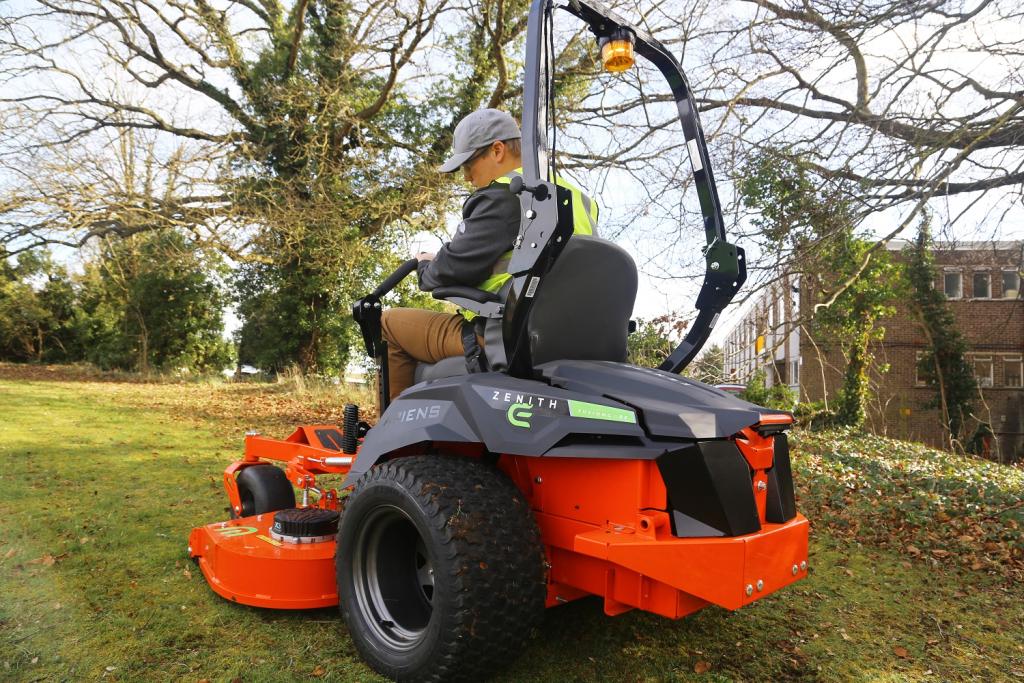 Ariens Zenith E fűnyíró traktor: Professzionális fűnyírás emissziómentesen