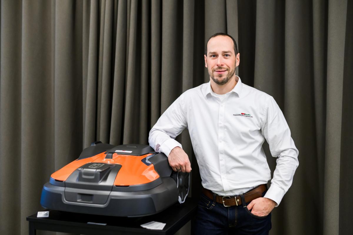 Robotfűnyírók a sportpályák szolgálatában: Szakértői előadásunk a legújabb technológiákról