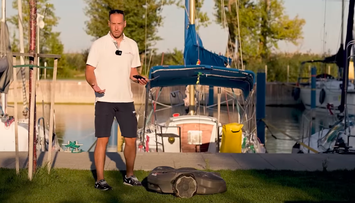 Robotfűnyírók az Ypsilon Yacht Clubban