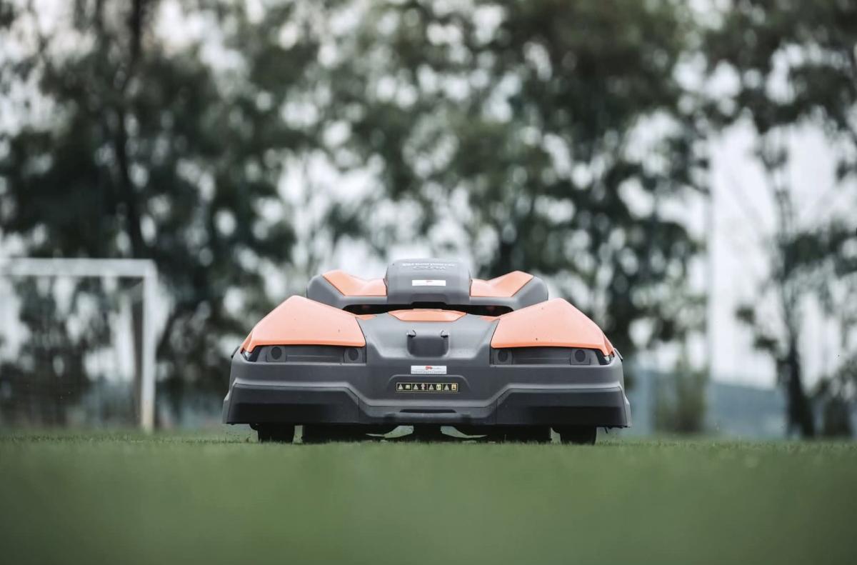 Mennyit spórolhatunk egy sportpályán a robottechnológiával?