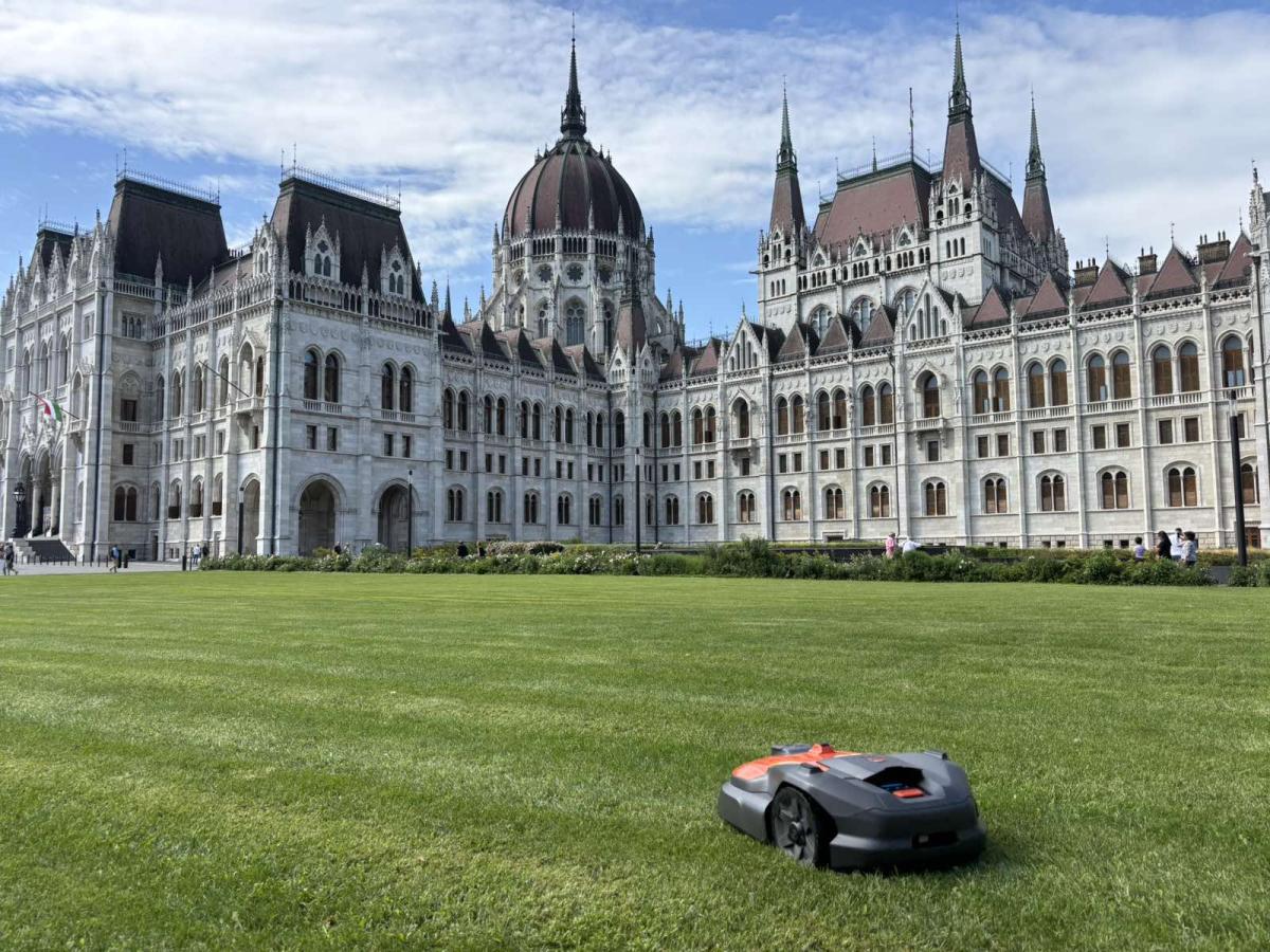 Husqvarna robotfűnyíró az Országháznál