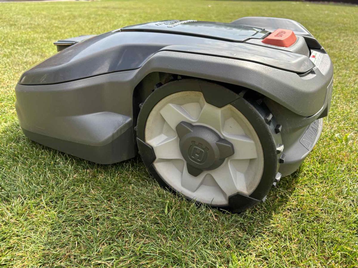 Automower 305 robotfűnyíró   használt (Beépített Connect modullal)