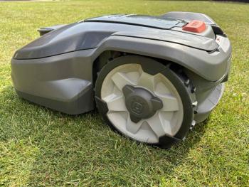 https://robotfunyirocentrum.hu/media_ws/10028/2032/idx/husqvarna-automower-305-robotfunyiro-hasznalt-garanciaval-.jpg